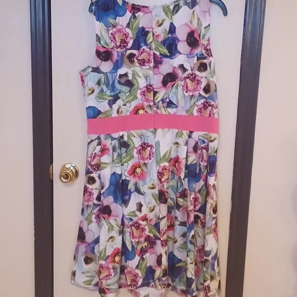 Attention floral dress - Picture 2 of 6
